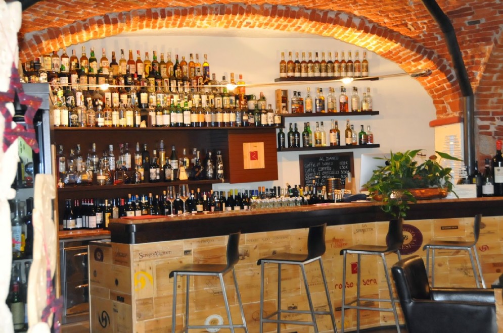 La folle collezione di distillati all'angolo bar