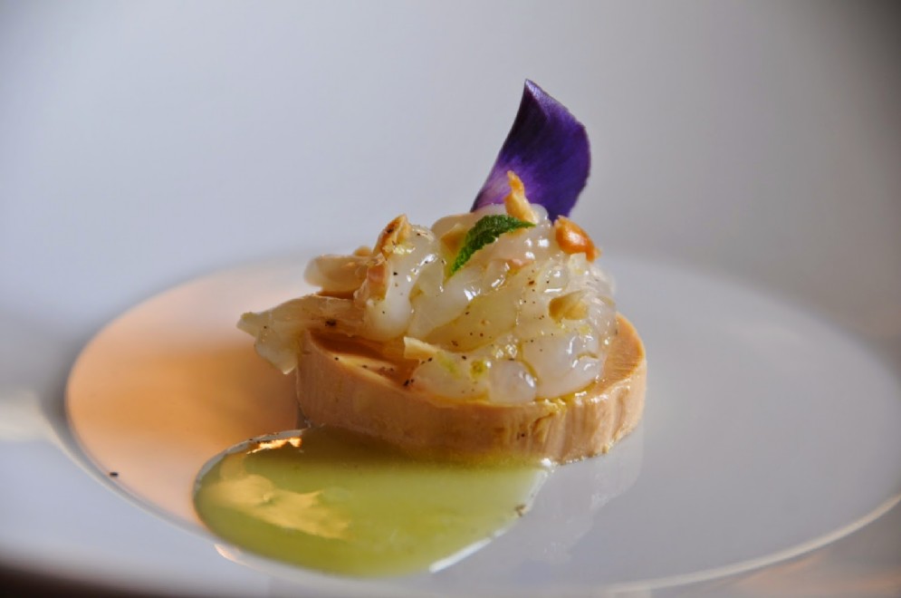 Torcione di foie gras, mela verde, bergamotto, arachidi