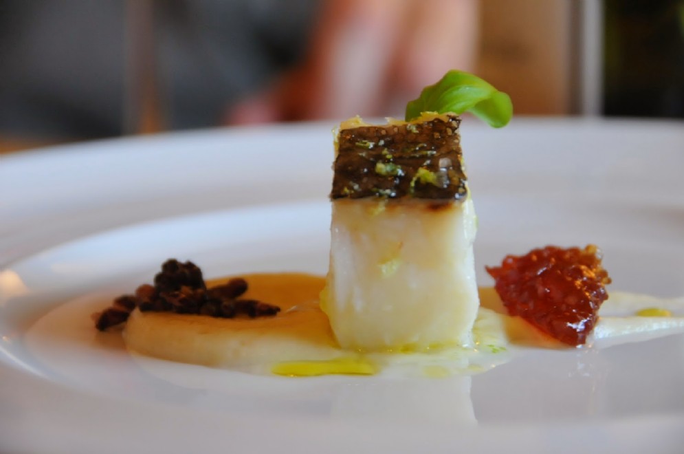 Baccalà, riso nero, chutney di cipolla rossa, sedano rapa