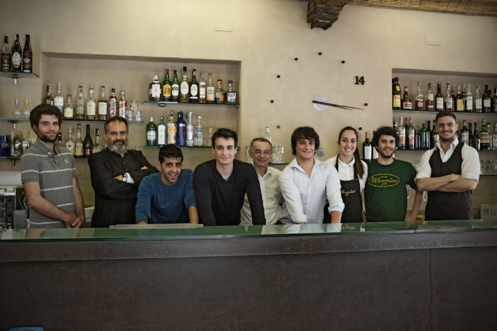 Proprietari e dipendenti all'interno del bar