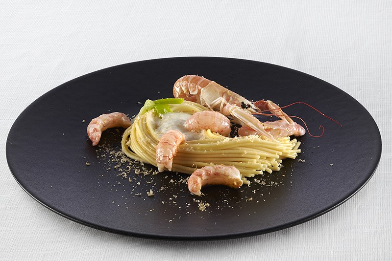 Un bellissimo piatto di spaghetti con gli scampi a La Primula