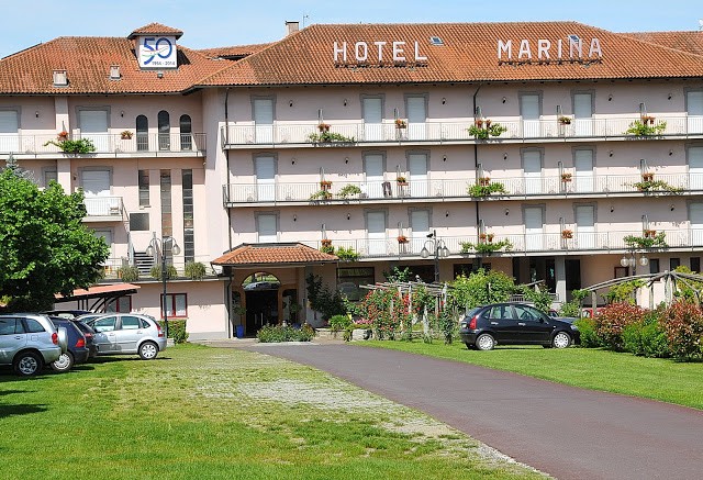 Il parcheggio e l'ingresso dell'Hotel Marina