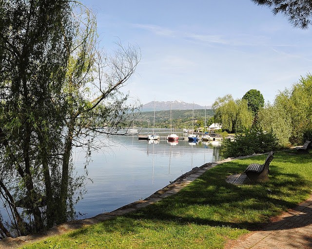 Calma e relax lungo lago