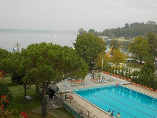 Una vista dall'alto della piscina dell'Hotel Marina