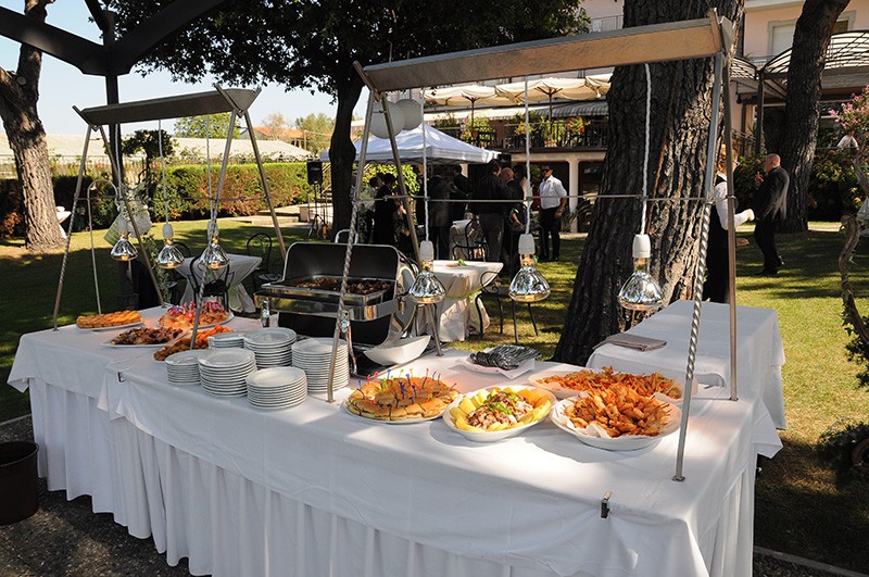 Tavolo a buffet estivo