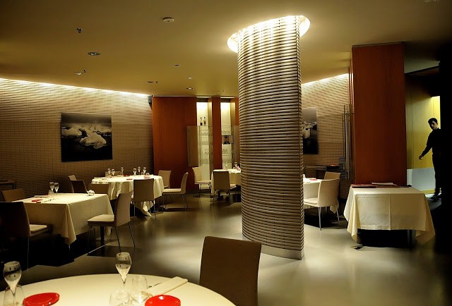 La sala illuminata con discrezione