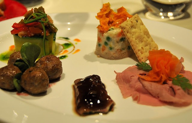 Una carrellata di antipasti piemontesi caldi e freddi
