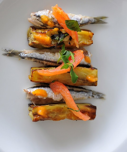 Acciughe con melanzane all'aglio e menta, pomodoro confit