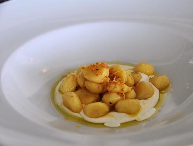 Gnocchetti all'aglio, olio e peproncino. Bottarga e crema di burrata