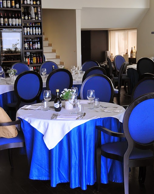 Gli eleganti interni in bianco e blu