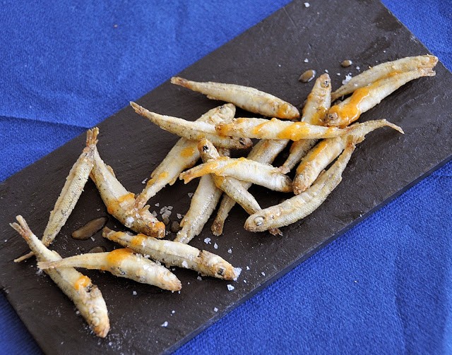 Acquadelle fritte con salsa ajada alla paprika dolce