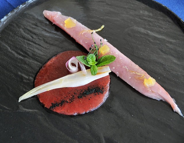 Palamita freschissima con chutney di ananas, limone confit, gel di anguria al cipollotto piccantino