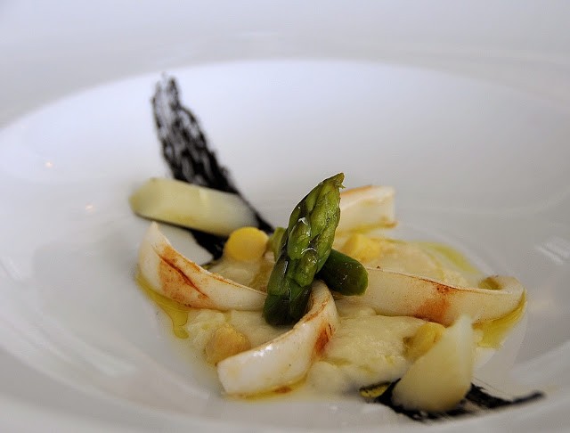 Seppia marinata alla soia e arrostita con asparagi bianchi e verdi in due consistenze