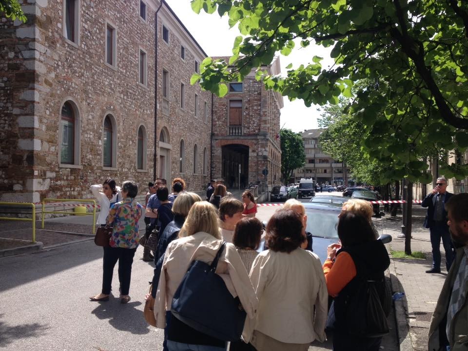 Gli avvocati in attesa fuori dall'edificio di Largo Ospedale Vecchio