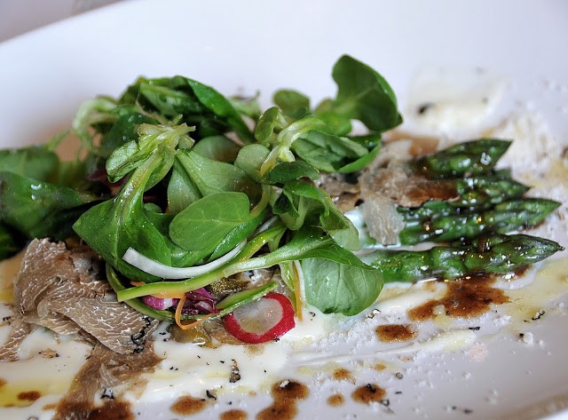 Asparagi su fonduta di toma