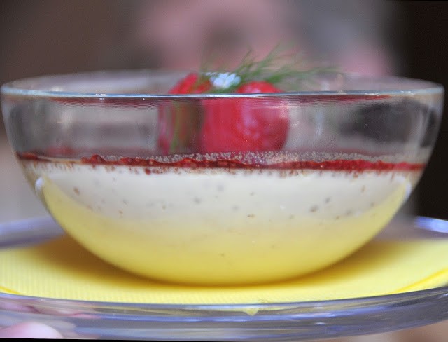 La crema bruciata alla nocciola e lamponi
