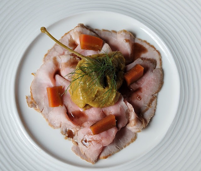 Vitello tonnato all'antica (senza maionese) con carote all'agro