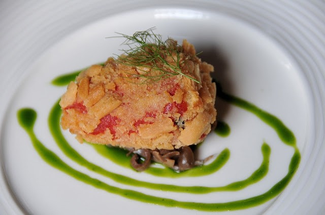 Peperone del Piquillo con farcia alla patata in frittura di grissini su battuta di acciughe e olive Taggiasche, pesto di basilico