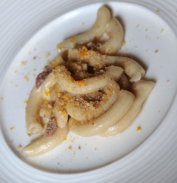 Maccheroncini freschi, acciughe, finocchietto selvatico e profumo d'arancio