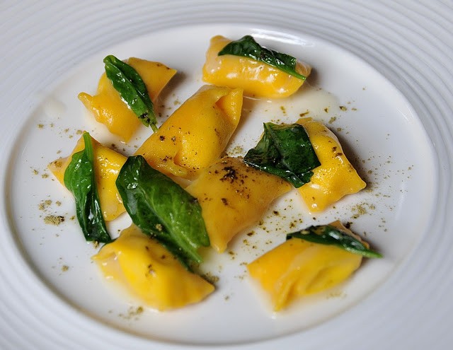 Raviolini di ricotta, spinacino e liquirizia