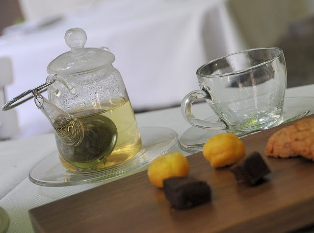 La fine presentazione di tè e tisane, con piccola pasticceria
