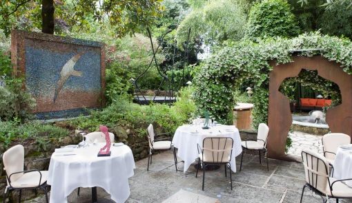 Il giardino del Moulin de Mougins, ricco di opere d'arte contemporanee