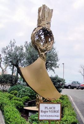 La piazza e il monumento esistente da parecchi anni a Mougins