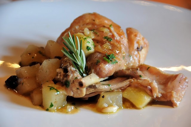 Il coniglio al forno con patate al rosmarino