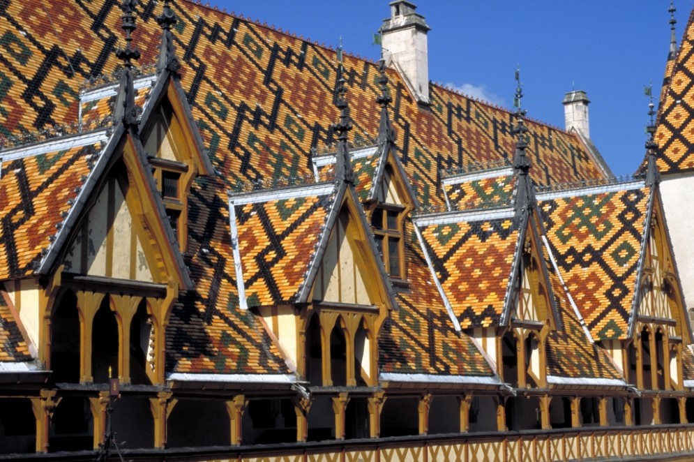 I caratteristici tetti dell'Hospice de Beaune, capitale dei vini di Borgogna