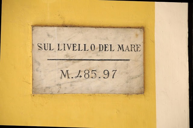La targa che indica l'esatta altimetria di Biella Piazzo alla Stazione della Funicolare