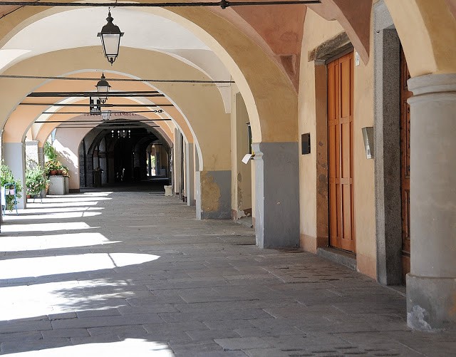 I magici portici di Piazza Cisterna