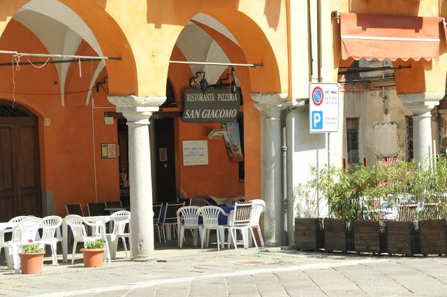 Il dehor della storica pizzeria San Giacomo