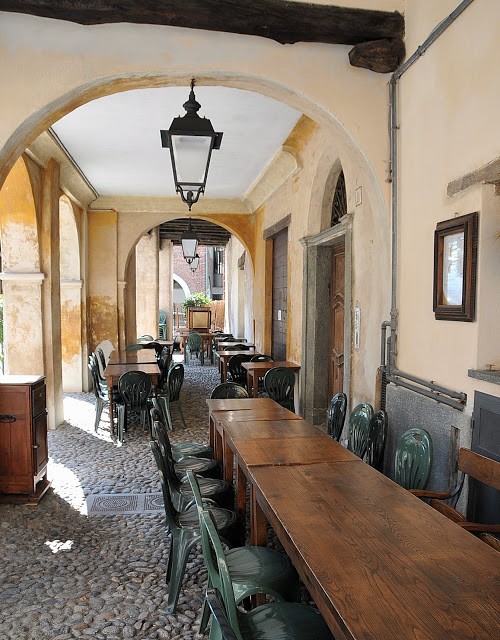 I tavoli all'aperto e al coperto de La Civetta