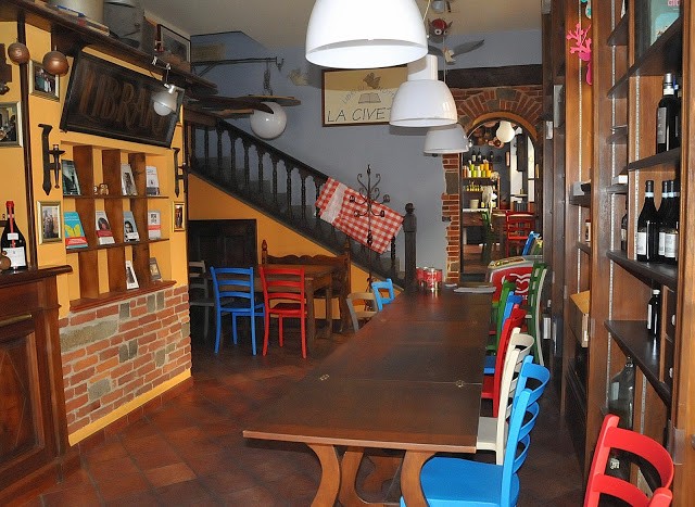 L'ingresso e la scala che porta alla libreria