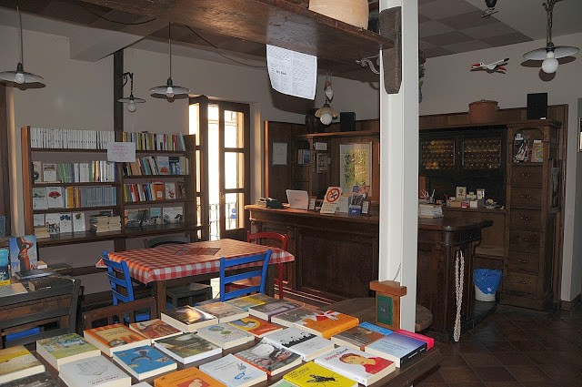 La sala al piano superiore, con i libri a disposizione