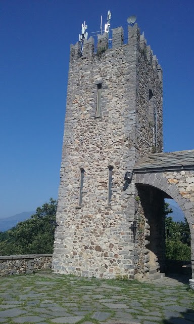 La Torre, perfettamente ristrutturata ma ricoperta da antenne ...
