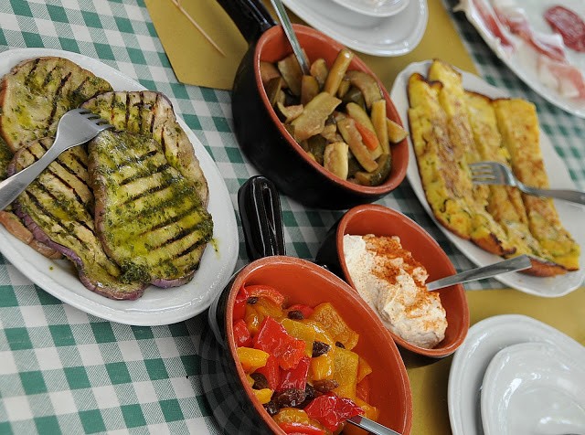 Gli altri antipasti del giorno: la frittata di zucchine, le verdure in carpione, il San Carlino, i peperoni in agrodolce, e le melanzane al verde