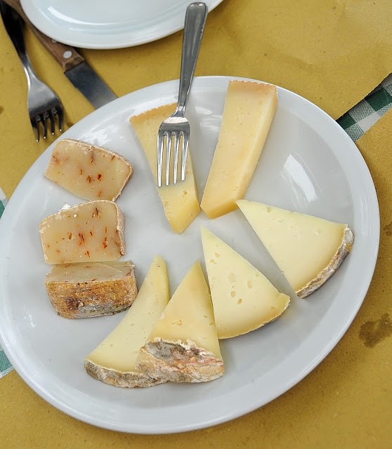 Un assaggio di formaggi messi via da Silvano