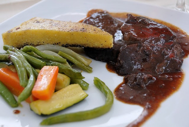 Stracotto al Bramaterra e verdure di stagione