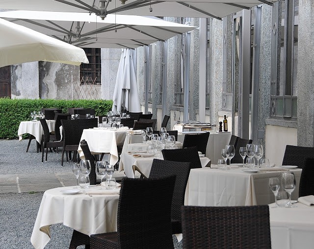 La terrazza con i tavoli accuratamente apparecchiati