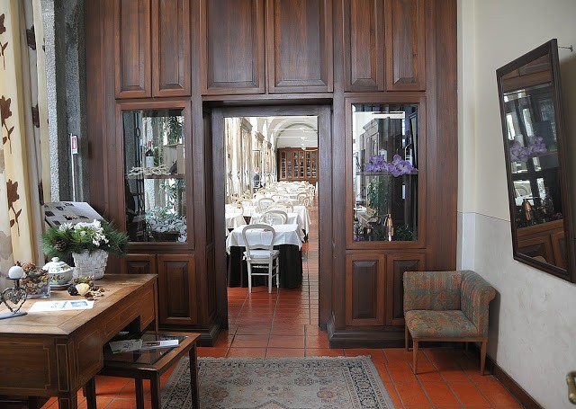 L'ingresso principale e la lunga veranda