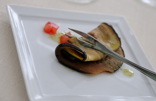 Aperitivo e stuzzichino offerto. E' una melanzana all'olio di basilico