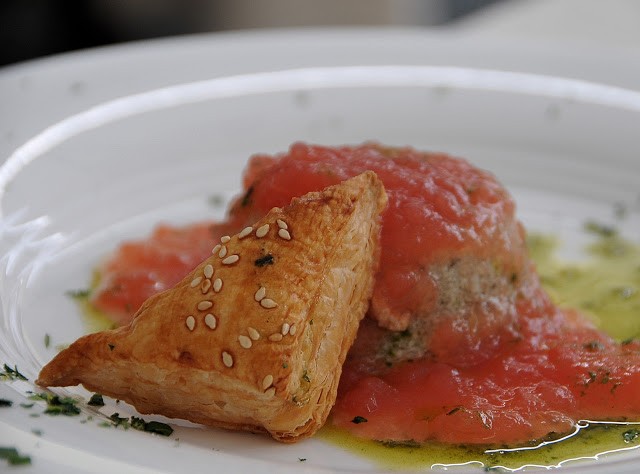 Sformato fresco di melanzana, gel di pomodoro, olio al basilico e sfogliatina al sesamo