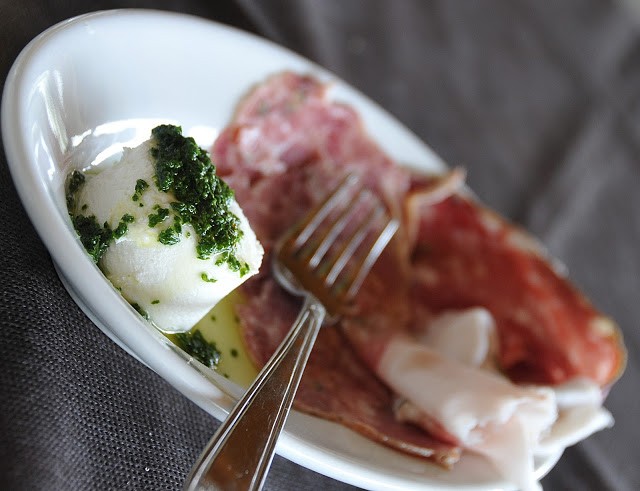 Tomino in salsa verde e salumi