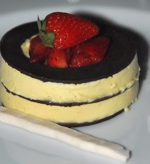 Millefoglie di cioccolato, crema e fragole fresche
