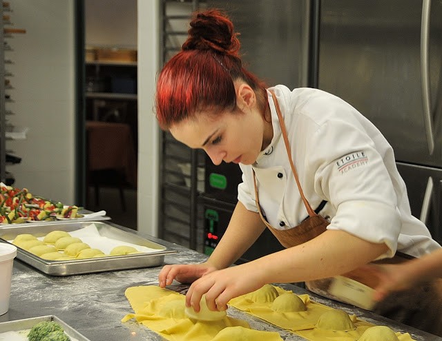 La preparazione dei ravioloni alle erbe con ragù di finferli ...
