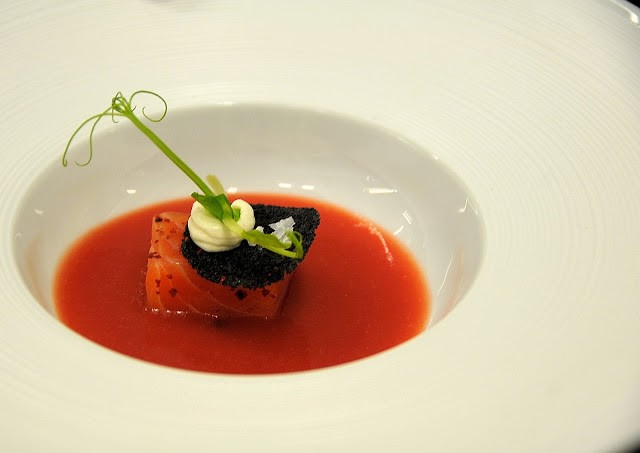 Il cubo di salmone marinato su pomodoro Bloody Mary ...