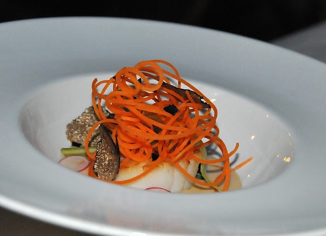 St. Jacques arrostita, salsa Champagne, bietola acidulata e tartufo nero