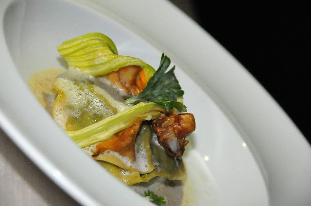 Il raviolone di erbe e ricotta con ragù di finferli e fiore di zucchina