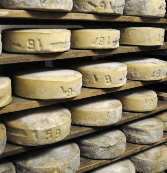 Il formaggio in fase di affinamento. Da taccuinistorici.it